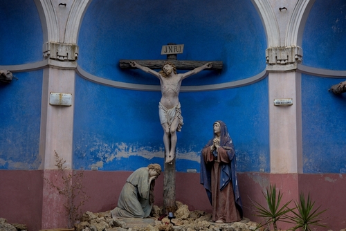 shutterstock_2201886439.jpg Sculptural depiction of the crucifixion with figures of Mary and John